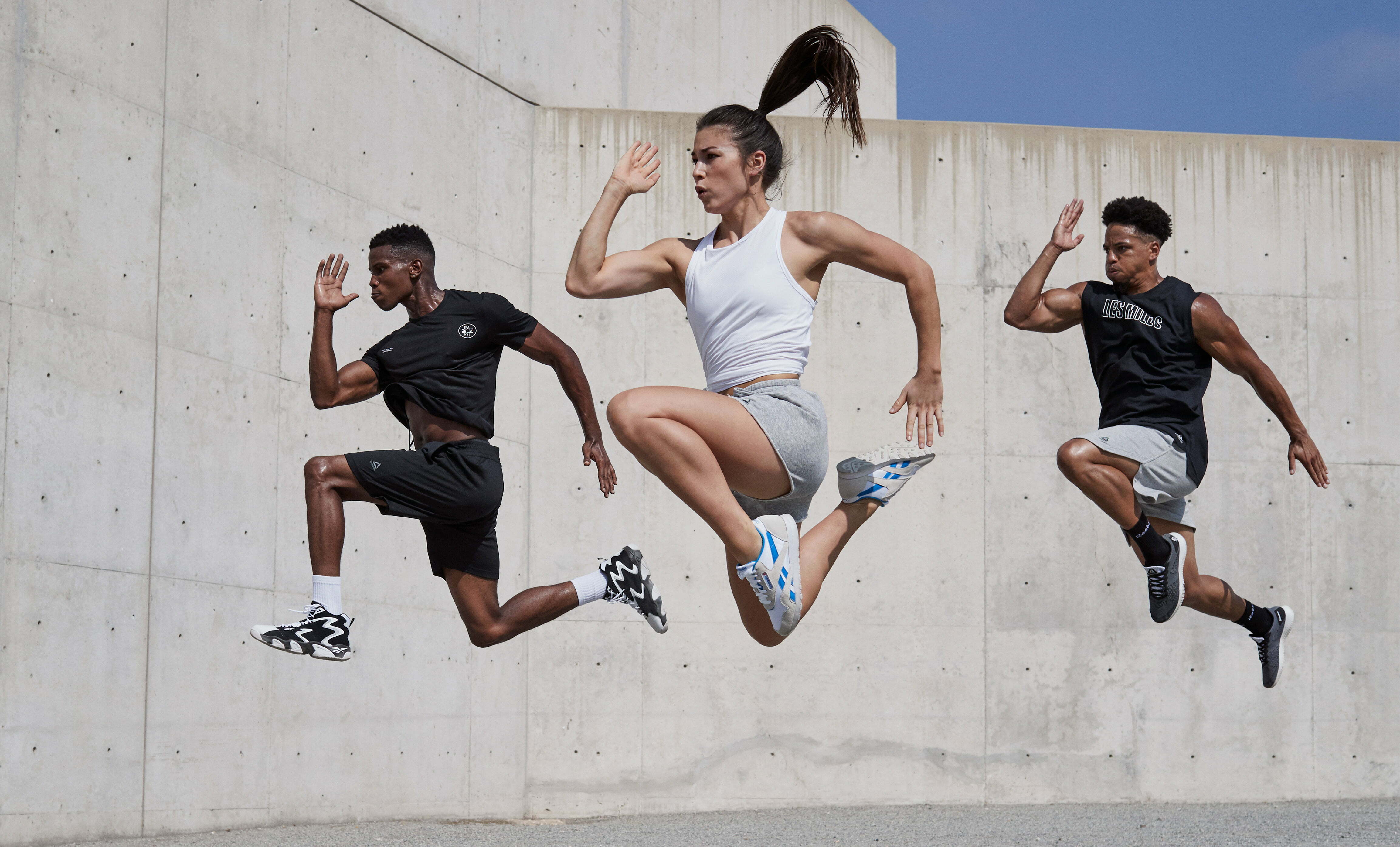 Спортивная девушка бежит. Заниматься спортом. Триатлон это вид спорта. Что ждет спорт. Девушка на пробежке.