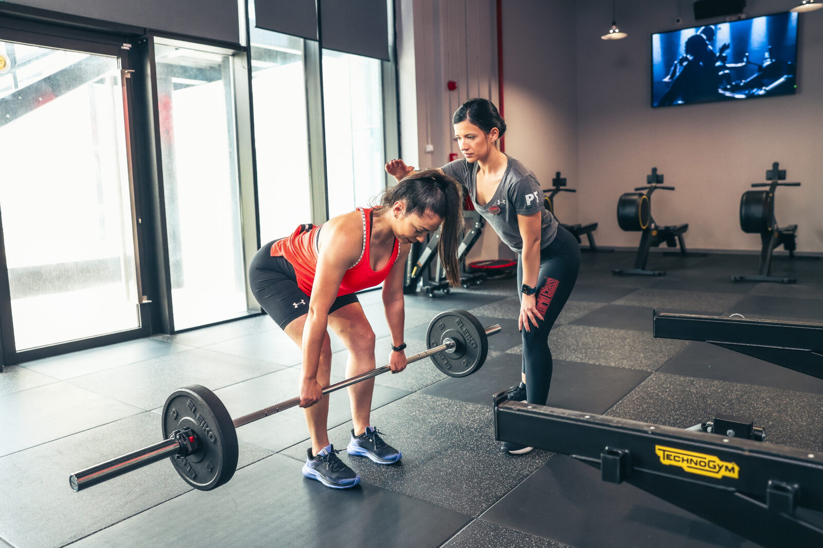 Femeie făcând exerciții la sală pentru tonifierea corpului înainte de vară – World Class România